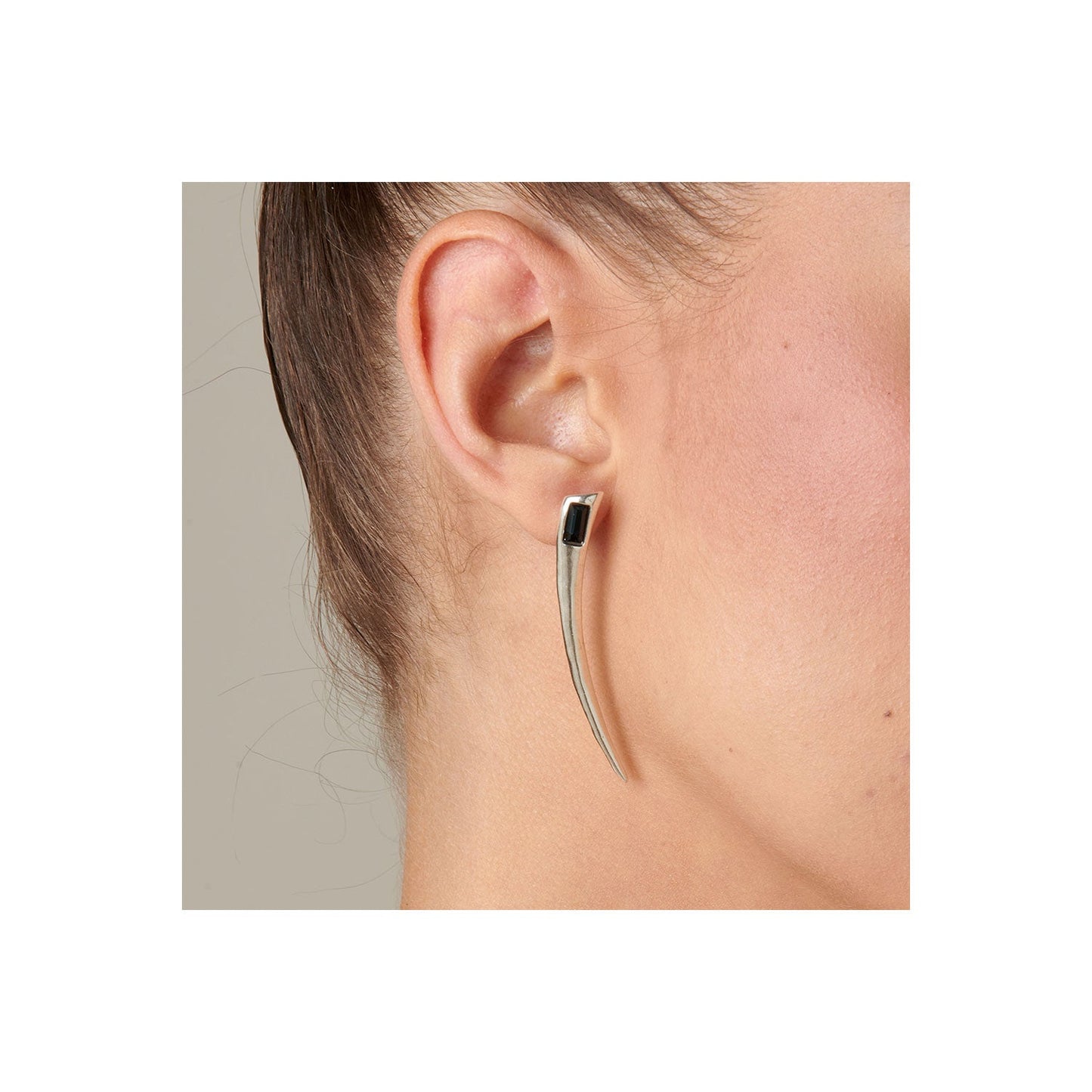 uno de 50 a tickle with a feather 5mm earring in metal clad with silver with swarovski� elements.