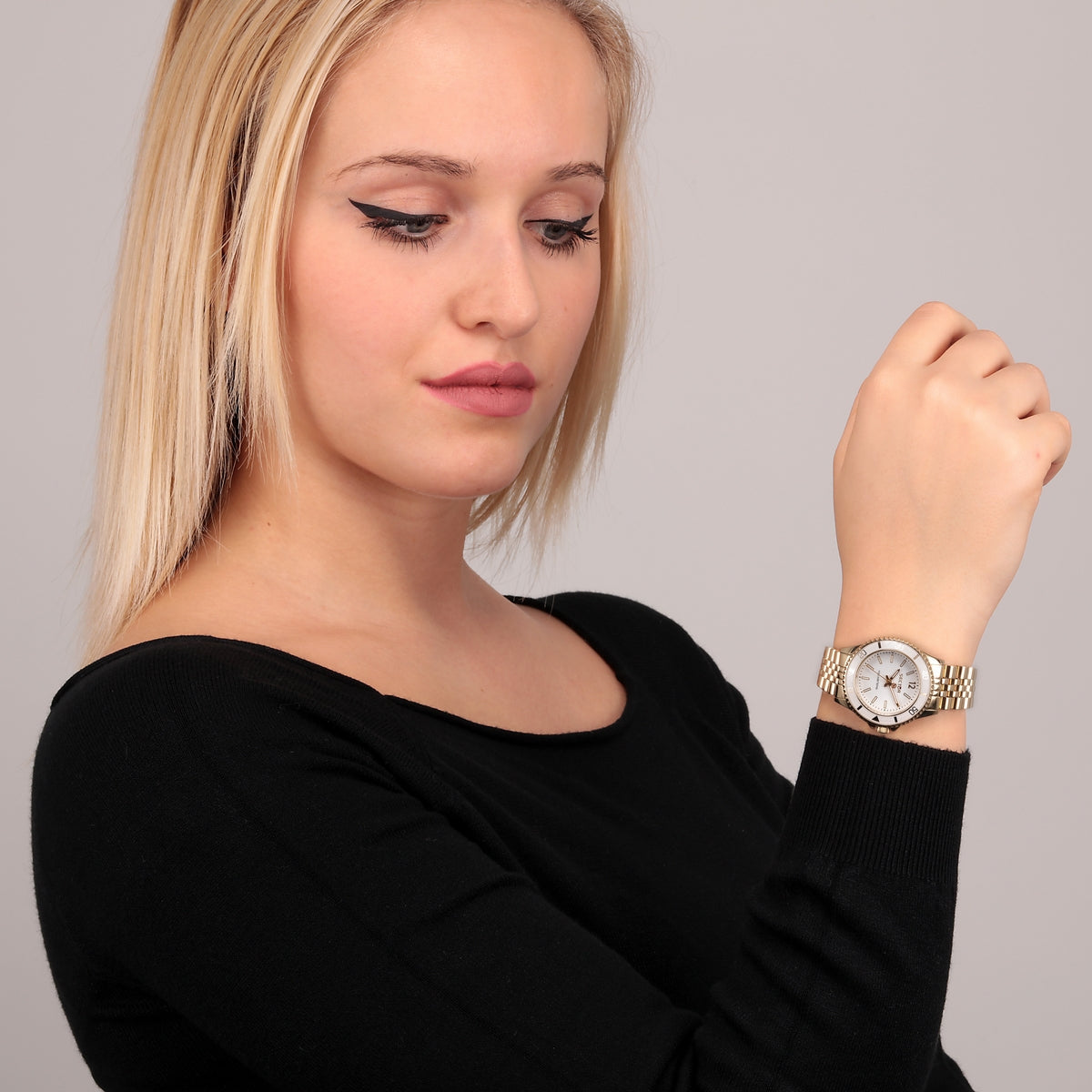 sector 230 32mm 3 hand white dial bracelet yg watch